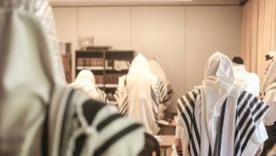 В синагогу в Нетании в субботу повадились молиться пьяные: старосты обратились в суд