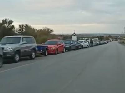 В Ростовской области автомобилисты выстроились в многокилометровую очередь за картофелем по 35 рублей