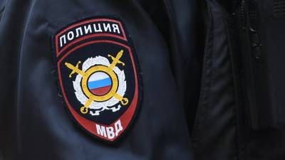 В Москве мужчина в дежурной части МВД угрожал полицейскому оружием