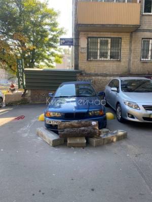 В Киеве автомобиль "замуровали" бетонными блоками фото войны за парковку