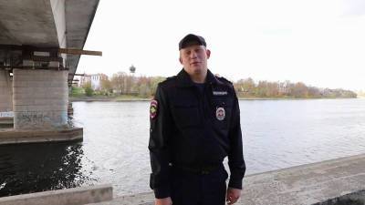 В Пскове полицейский бросился на помощь тонущей девочке