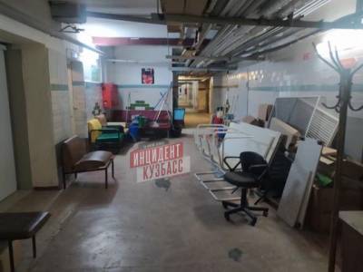 «В подвале ещё те катакомбы»: кемеровчане пожаловались на заваленный проход в больнице