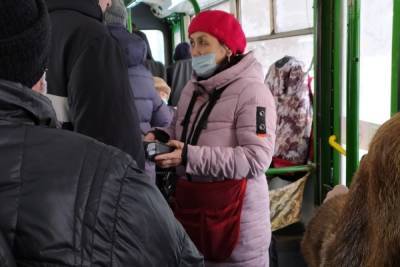 Кондукторы некоторых автобусов в Новосибирске не принимают безналичную оплату за проезд