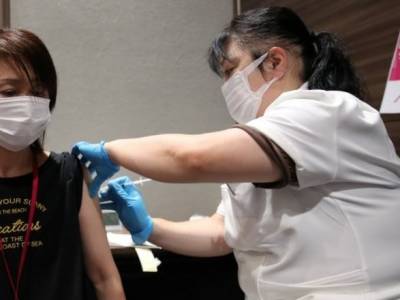 В Японии будут вводить третью дозу вакцины