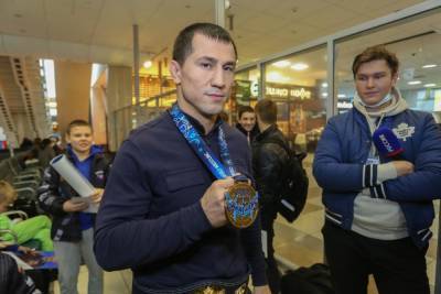 Чемпиона мира по борьбе Романа Власова покачали на руках в аэропорту Новосибирска
