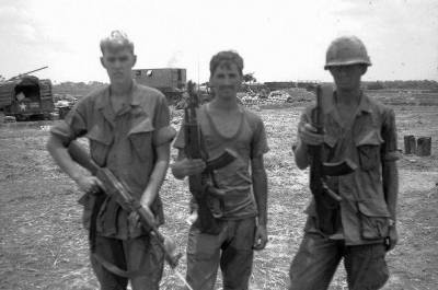 Почему американские солдаты во Вьетнаме меняли свои винтовки на трофейные АК-47 - Русская семеркаРусская семерка