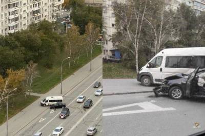 Микроавтобус вылетел на тротуар после ДТП в Железнодорожном районе Новосибирска