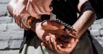 В Орске 5 полицейских заковали мужчину в наручники и вымогали деньги