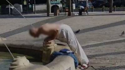 Видео: полуголый мужчина в Петах-Тикве решил помыться в фонтане