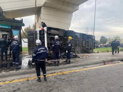 Грузовик столкнулся с пассажирским автобусом в Баку, есть погибшие и пострадавшие (ФОТО)