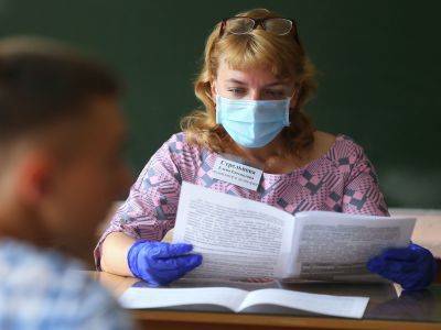 Пензенские школьники жалуются, что их заставляют сидеть на уроках в масках