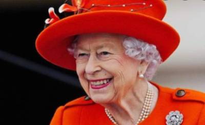 Королева Елизавета II впервые за последние 17 лет вышла в свет с тростью. ФОТО