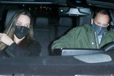 Снова вместе: Анджелину Джоли засняли с бывшим мужем Джонни Ли Миллером в Лос-Анджелесе