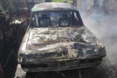 В Мурманске сгорели легковушка и микроавтобус