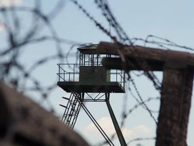 Петербуржцев шокировал «лагерный» забор вокруг ЖК «Солнечный город» (фото)