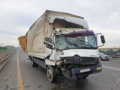 Водитель грузовика, столкнувшегося с автобусом в Баку, занимался незаконными перевозками - Агентство