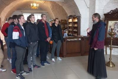 Древнейший храм Серпухова посетили студенты