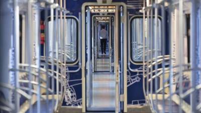 Два интерактивных дисплея появились в окнах поезда столичного метро