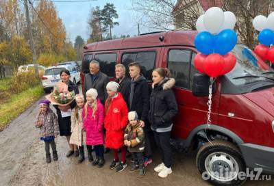 Александр Дрозденко вручил ключи от нового автомобиля многодетной семье из Вырицы