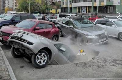 Автомобили провалились в яму с кипятком в Новосибирске - онлайн трансляция с места ЧП