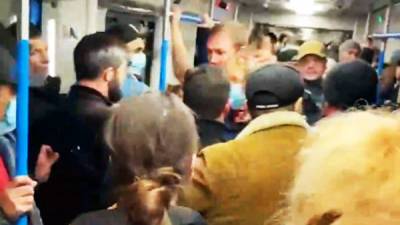 В Москве пассажиры метро вытолкали приезжих, пристававших к девушкам