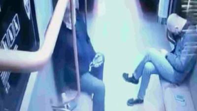 Вор-рецидивист украл телефон у спящего пассажира метро в Москве. Видео