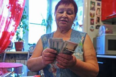 Вакцинированные от COVID-19 пенсионеры могут получить 10 тыс. руб. вместо подарочного набора