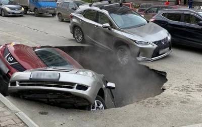 Несколько машин провалилось в яму с кипятком на парковке в Новосибирске
