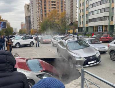 В центре Новосибирска две припаркованные машины провалились в яму с кипятком