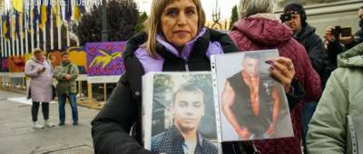 В Киеве родственники и пленных в ОРДЛО и пропавших без вести в ООС вышли на акцию под Офис президента (фото)
