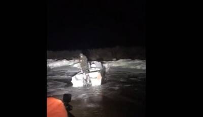В Тазовском районе спасатели эвакуировали троих мужчин, чьи сломанные лодки вмерзли в лед