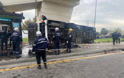 В Баку грузовик врезался в автобус, пять жертв