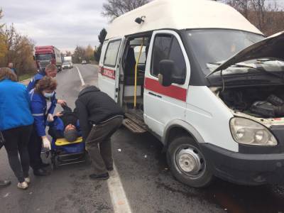 Фельдшер и водитель скорой помощи пострадали в ДТП на Бору