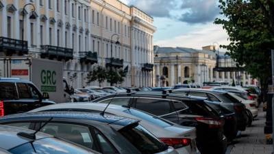 Петербуржцы потребовали от Смольного усилить контроль за парковкой в центре