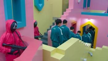 Южнокорейский сериал «Игра в кальмара» вышел в лидеры по популярности за всю историю Netflix