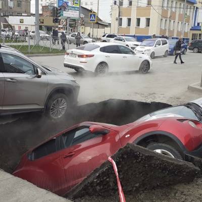 Два автомобиля провалились в яму с кипятком в Новосибирске
