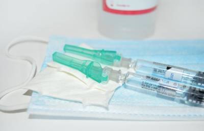 Минздрав опроверг информацию о начале вакцинации подростков от коронавируса