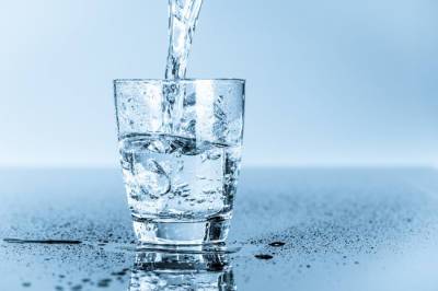 Врач рассказал, кому вреден миф о необходимости пить 2 литра воды в день