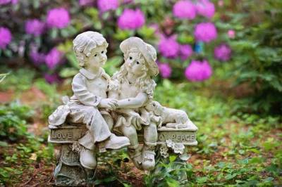 Британская семья сказочно обогатилась на продаже двух садовых статуй (Фото)