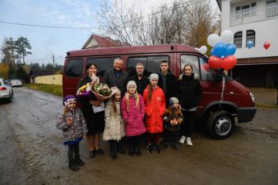 Семье из Вырицы, где воспитывается 8 детей, подарили микроавтобус