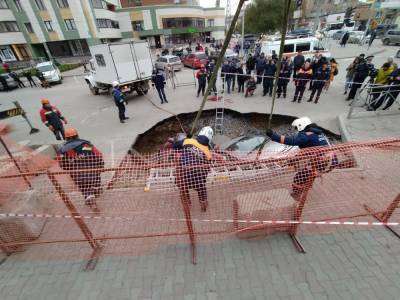 Появилось видео провала автомобилей под асфальт на Фрунзе в Новосибирске