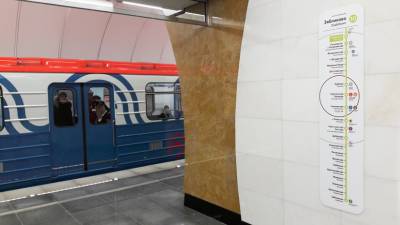 В метро Москвы запустили поезд с интерактивными окнами