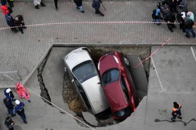 В Новосибирске две машины провалились в яму с кипятком