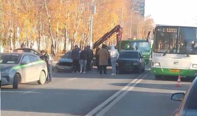 В Тюмени на улице Харьковской из-за ДТП было перекрыто две полосы движения