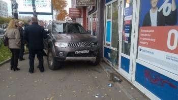 Массовая авария произошла на пересечении улиц Лениградской и Петина в Вологде