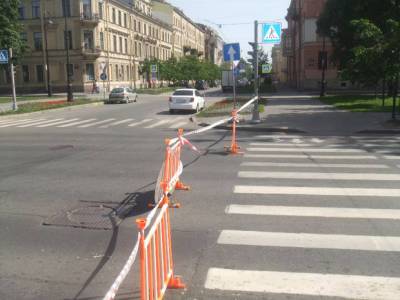 В Новосибирске два автомобиля провалились в яму с кипятком (видео)