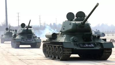 Военные ЗВО провели манёвры на танках Т-34 в Подмосковье
