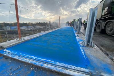 Пешеходная часть путепровода у станции Мельничный Ручей «оделась» в редкий синий литой асфальт