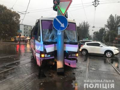 В Одессе маршрутка влетела в столб: пострадали 9 пассажиров