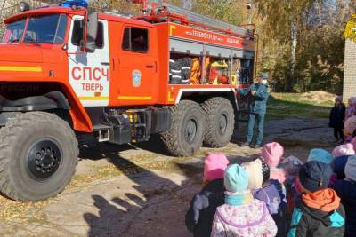 В Тверской области пожарные провели познавательную лекцию детсадовцам